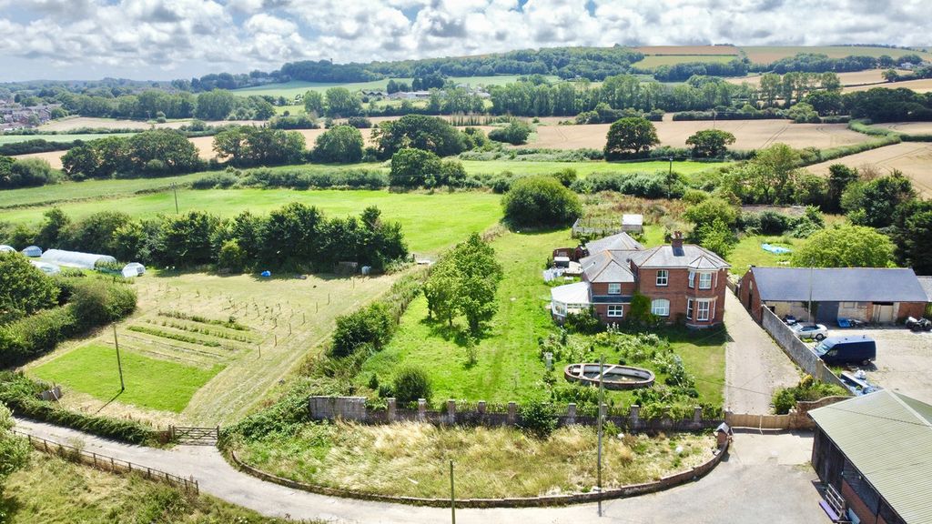 5 bed detached house for saleForest Road, Newport PO30
