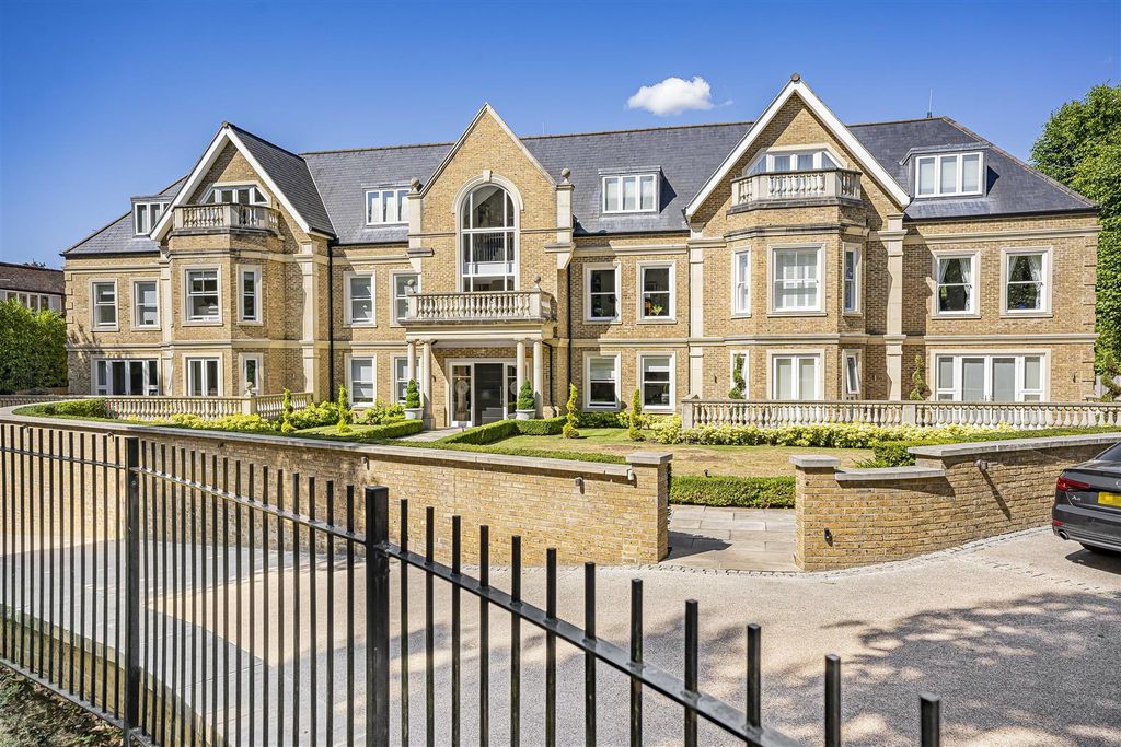 3 bed flat for saleCockfosters Road, Cockfosters EN4