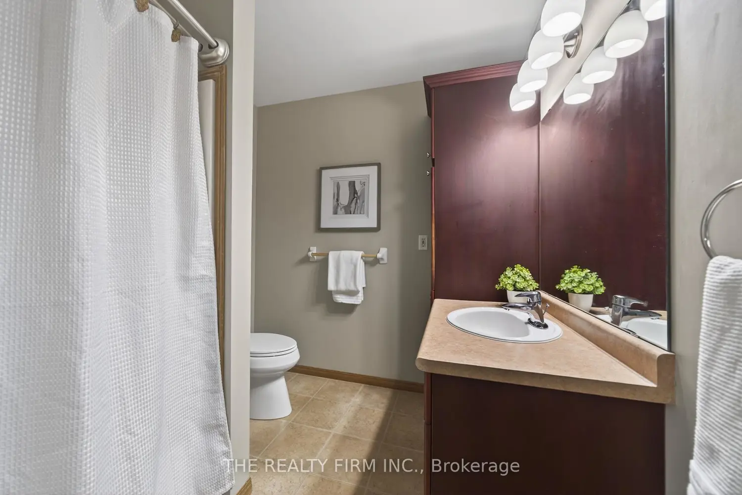 55 Queensway Drive photo 4