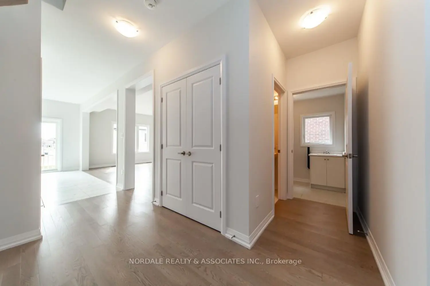 1389 Stovell Crescent photo 2