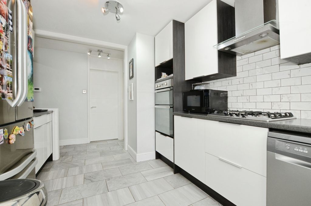 Additional image 4 of 2 bed flat for saleCotswold Avenue, Bushey WD23