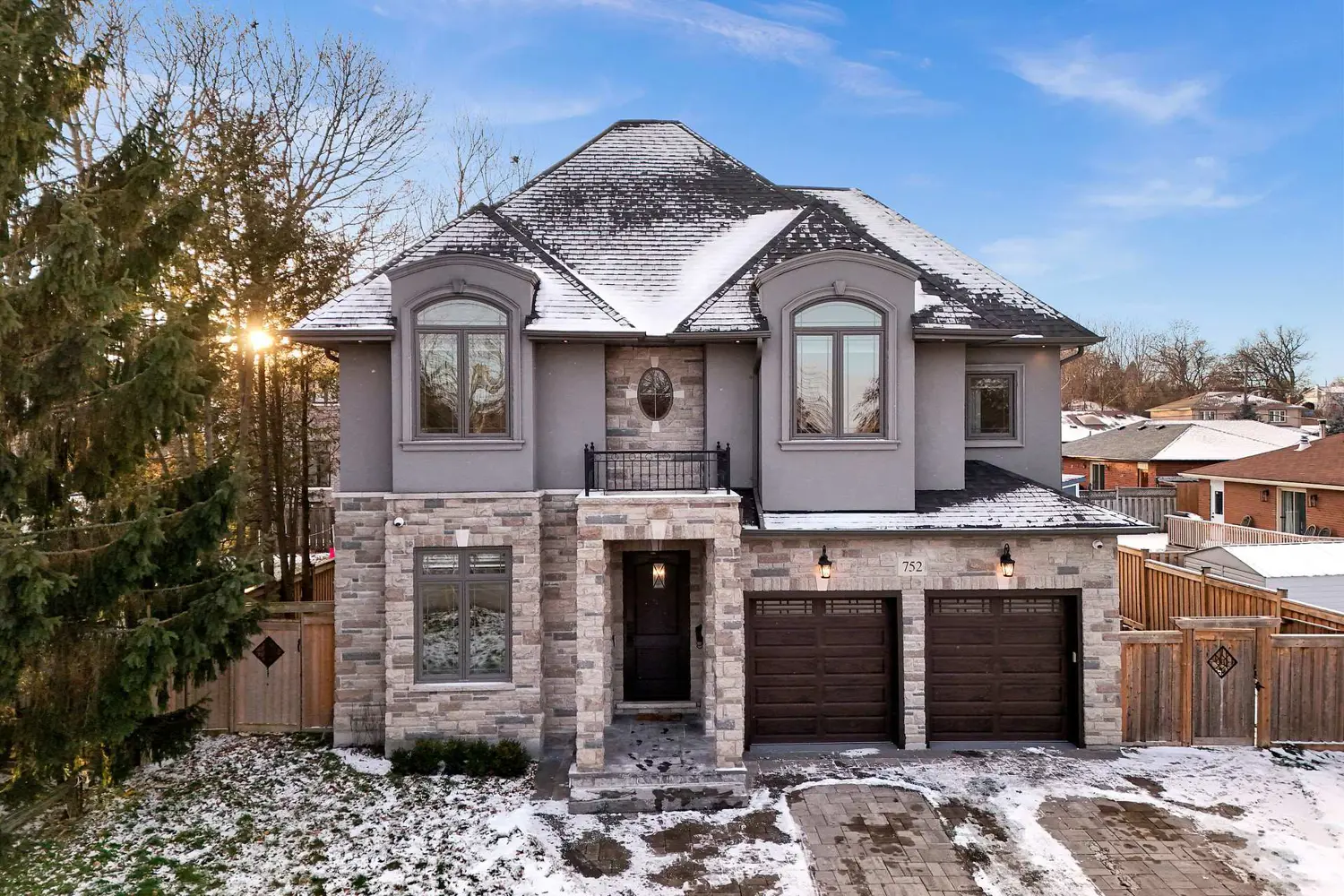 752 Hillview Crescent