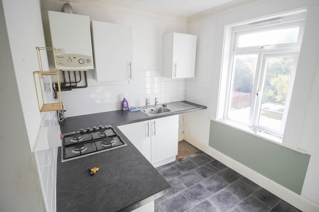 2 bed flat for saleSevern Road BS23 photo 4
