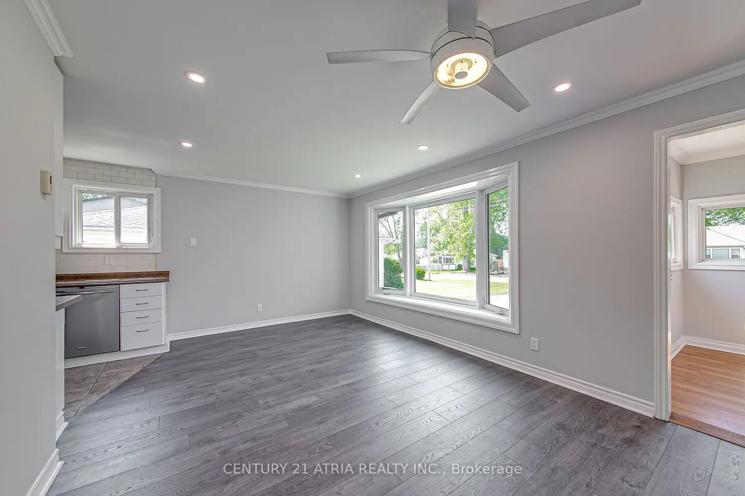 904 Maplewood Drive photo 5