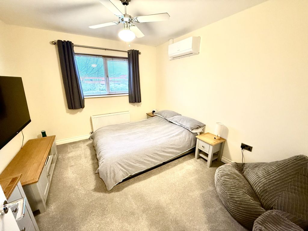 2 bed flat for salePowlett Road, Hartlepool TS24 photo 5