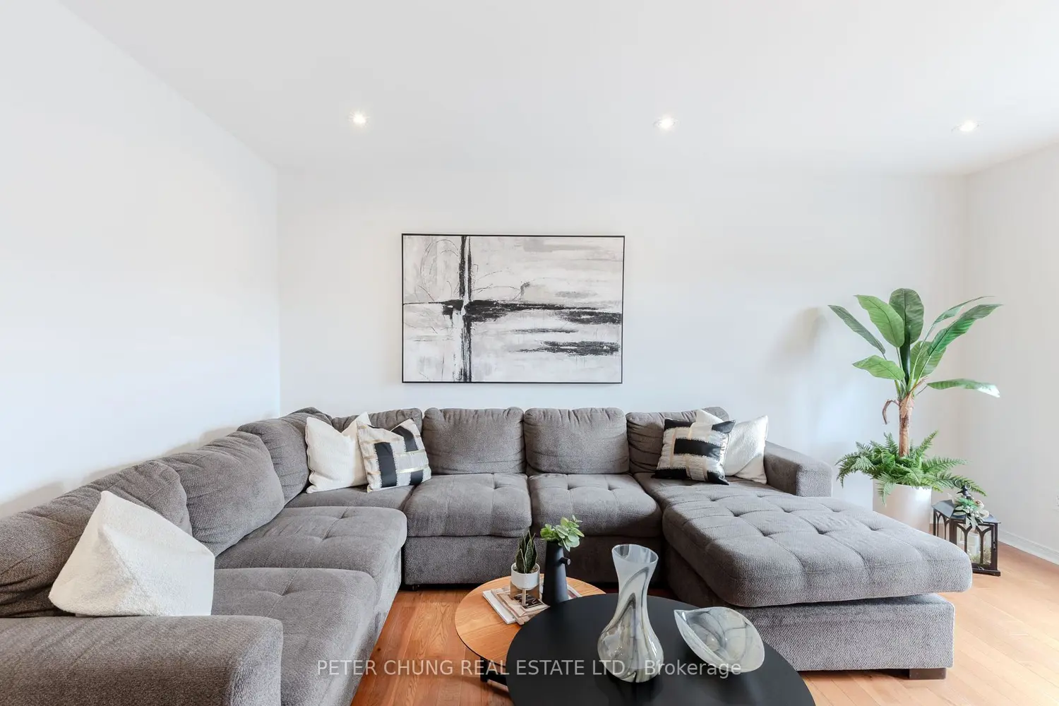7 Veseli Court photo 2