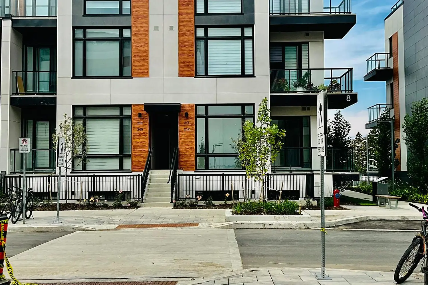 8 Steckley House Lane photo 3