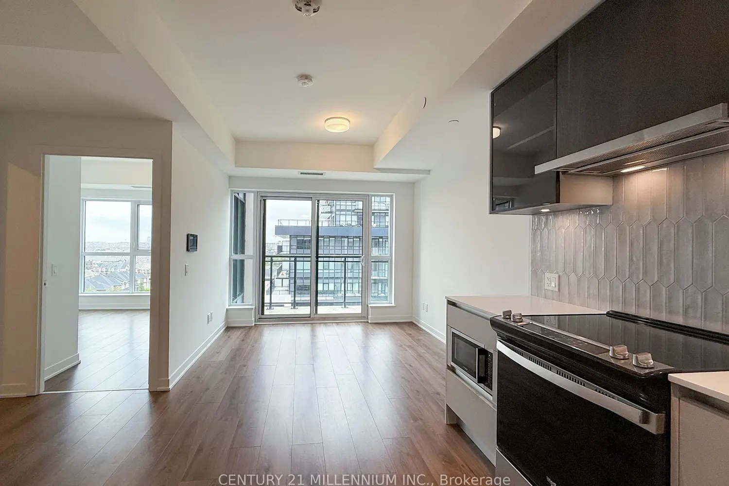 405 Dundas Street 810