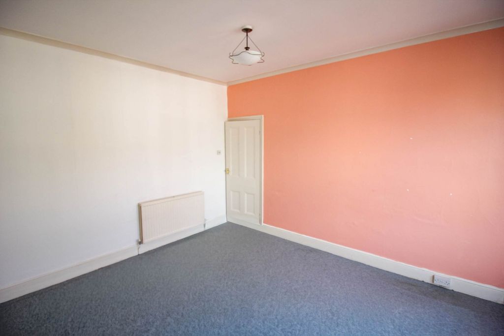 2 bed flat for saleSevern Road BS23 photo 3