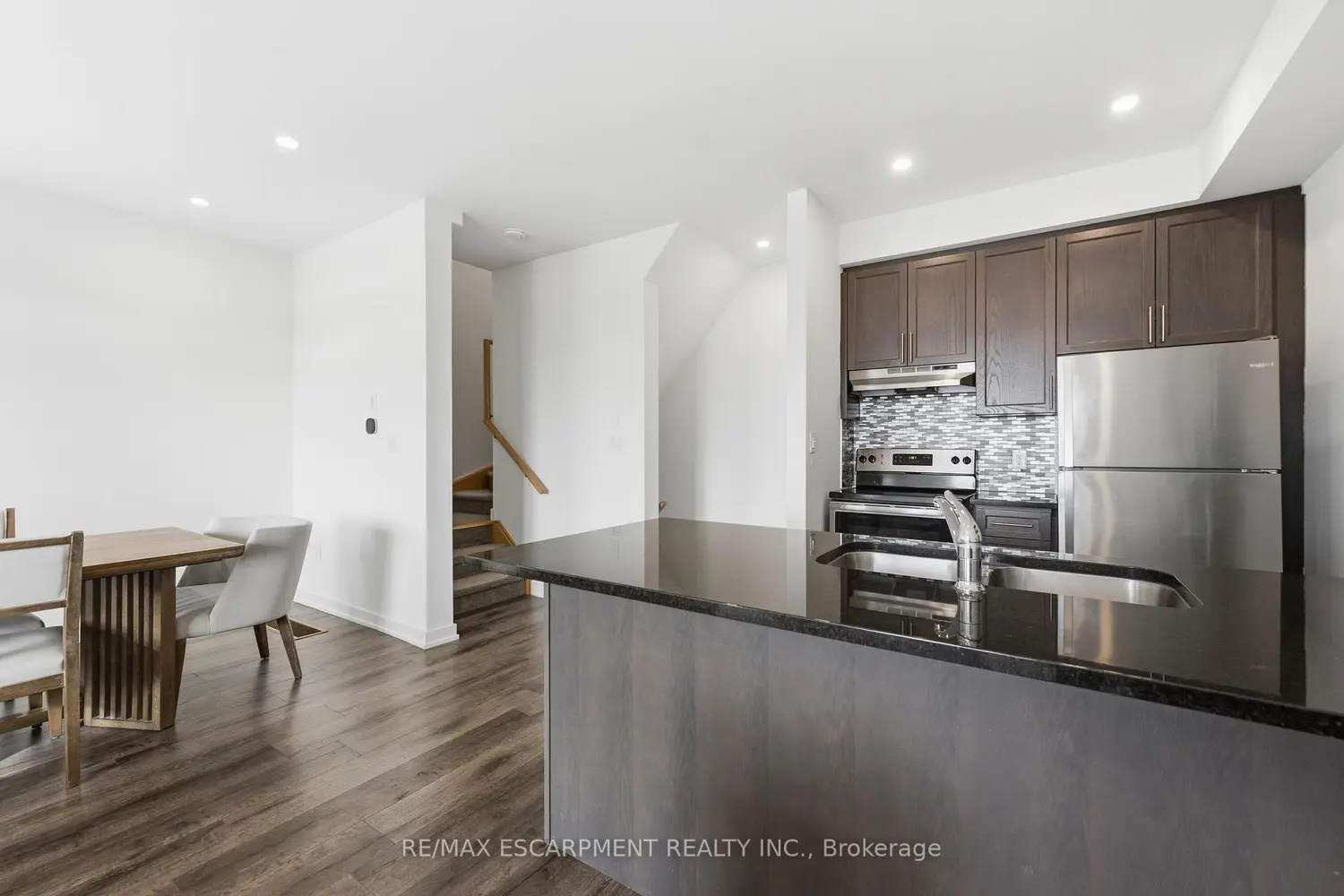 Additional image 9 of 590 North Service Road 44