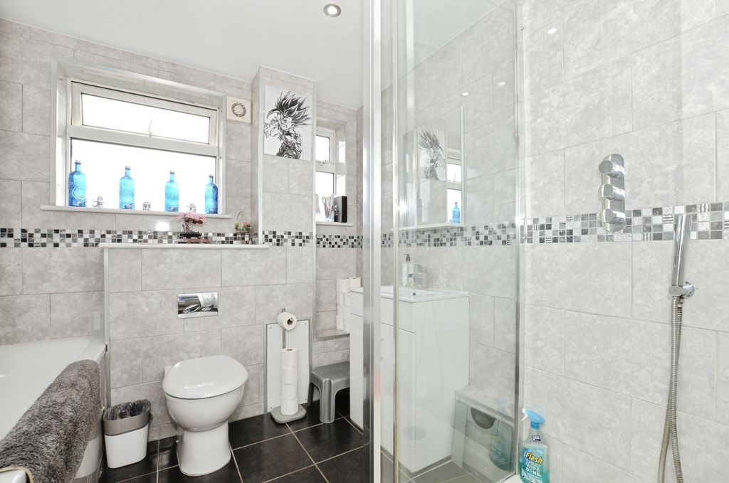 Additional image 9 of 2 bed flat for saleCotswold Avenue, Bushey WD23