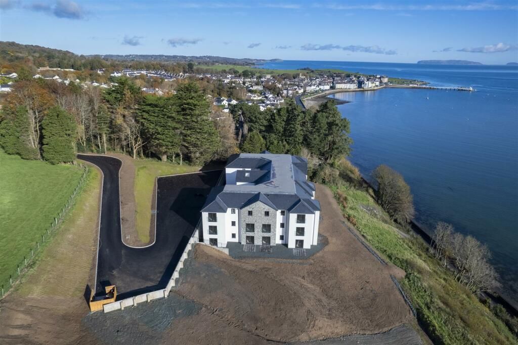 2 bed flat for saleBeaumaris LL58 photo 2