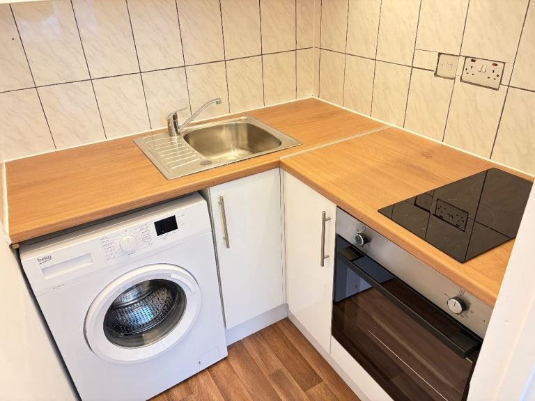 Additional image 6 of Studio Flat, Very Near Warwick Road Area, SW5, N1 7GU