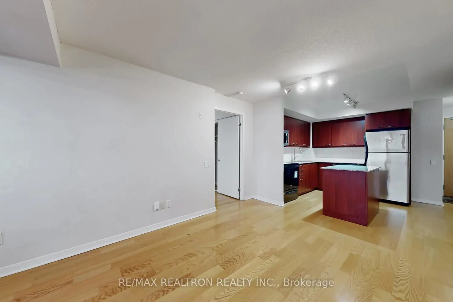 Additional image 3 of 1050 The Queensway Avenue 217