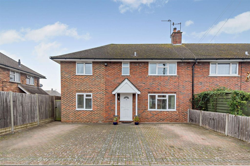 4 bed semi-detached house for saleBracken Way, Chobham, Woking GU24