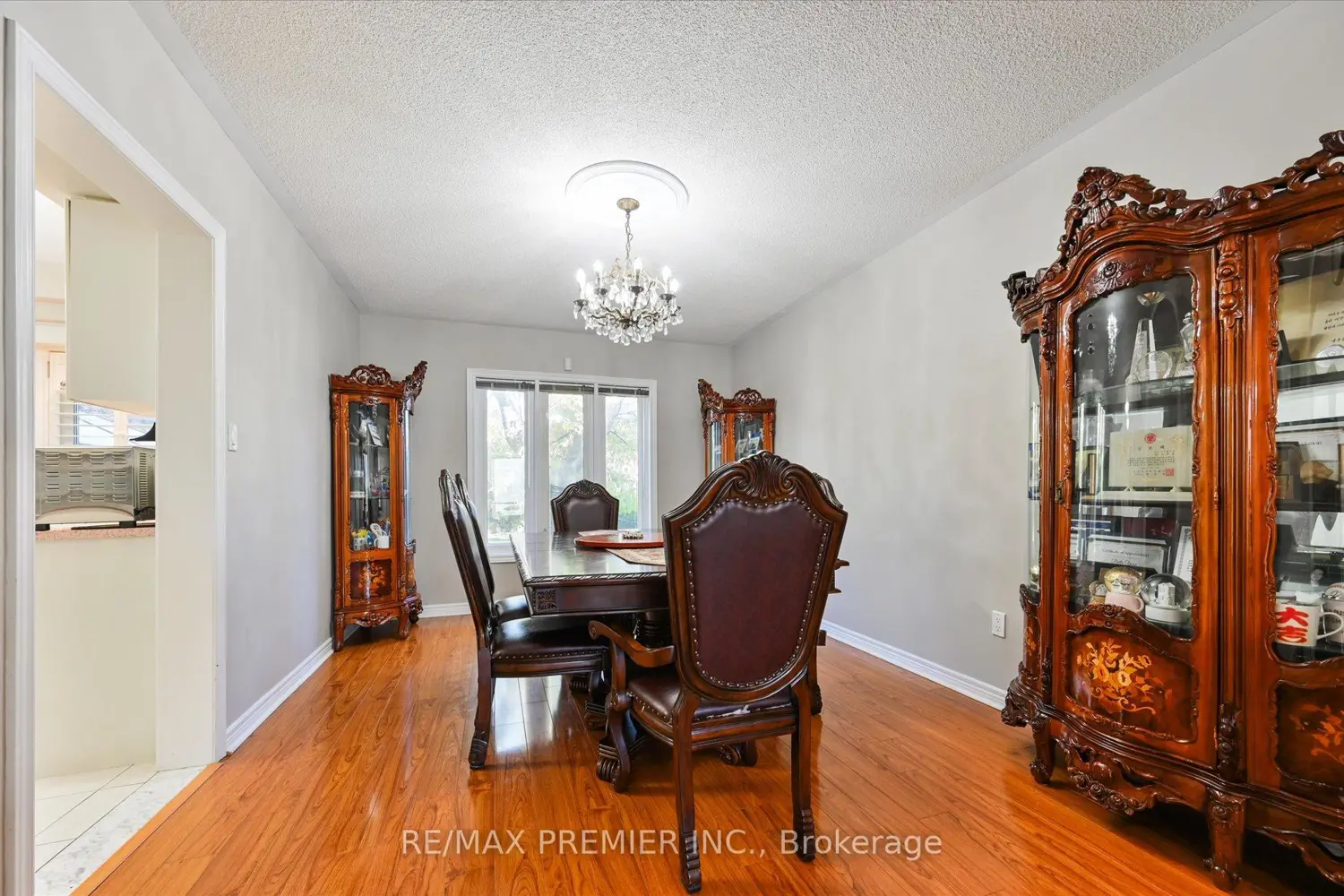 581 Wycliffe Avenue photo 3