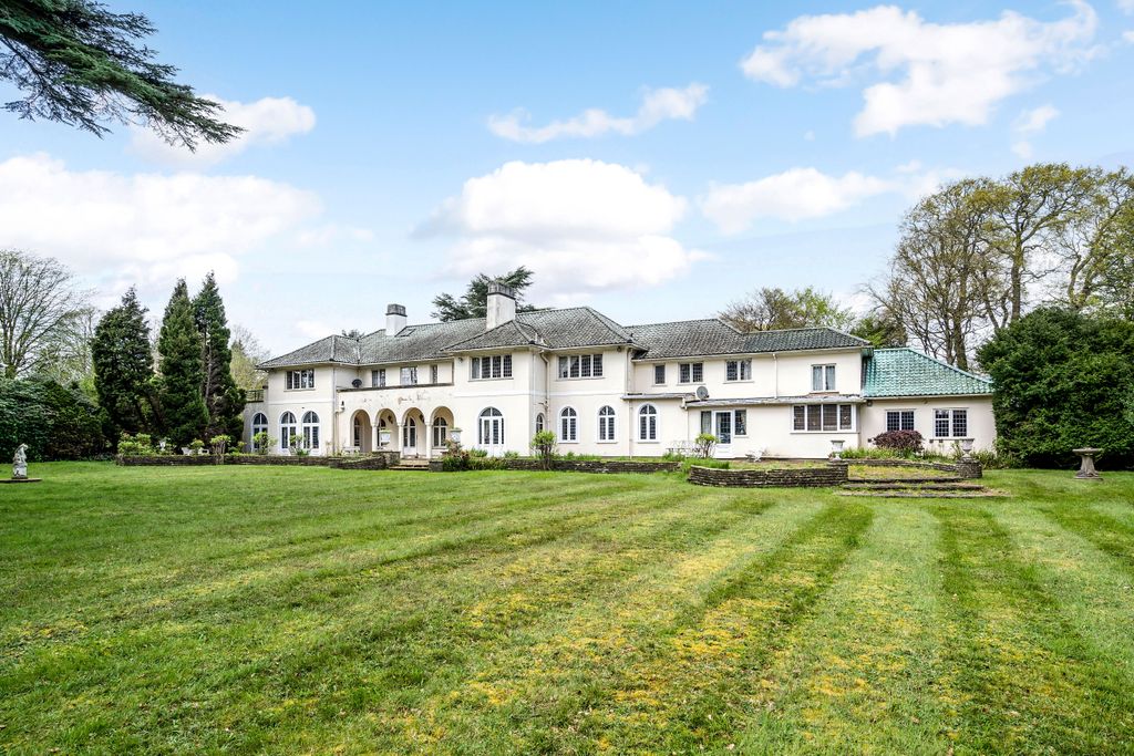 7 bed detached house for saleThe Common, Stanmore HA7 photo 3