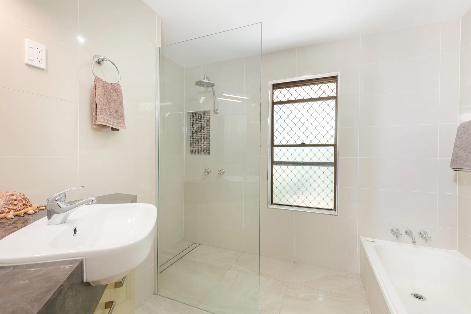 Additional image 15 of 2/5 Baker Crt, Point Lookout QLD 4183