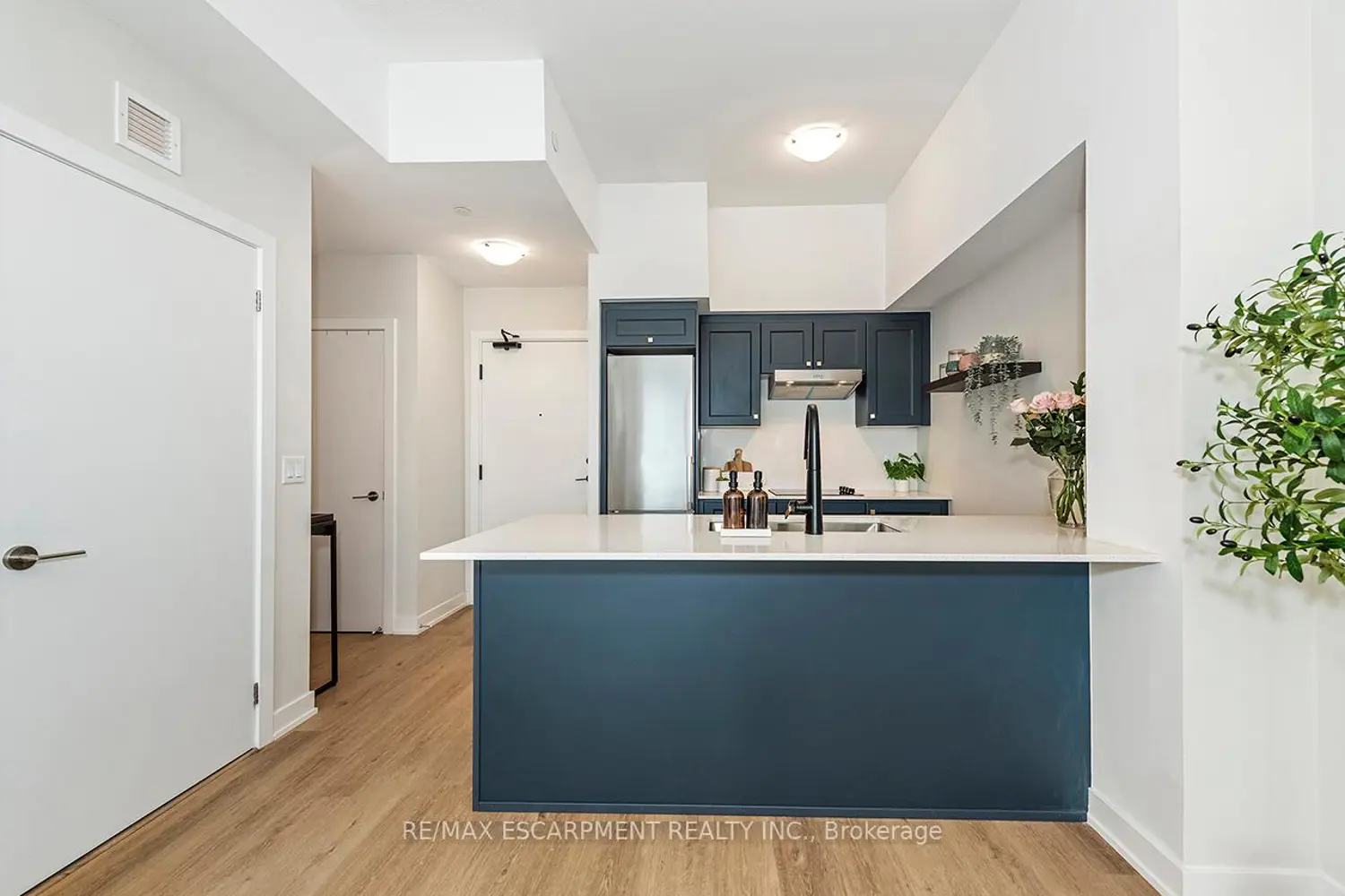 Additional image 3 of 600 North Service Road 606