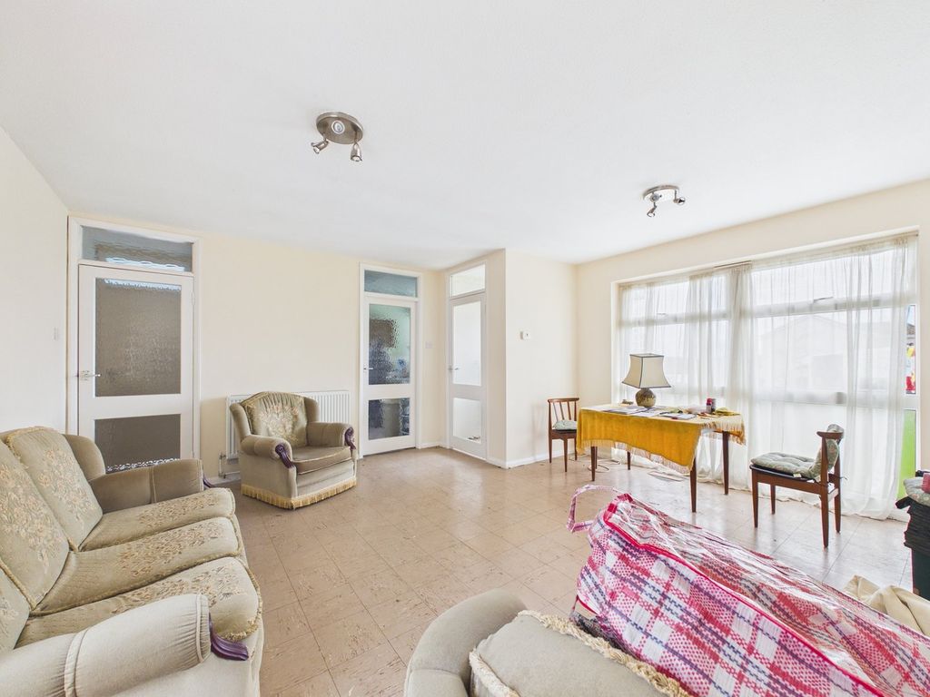 2 bed detached bungalow for saleColburn Road, Broadstairs CT10 photo 2