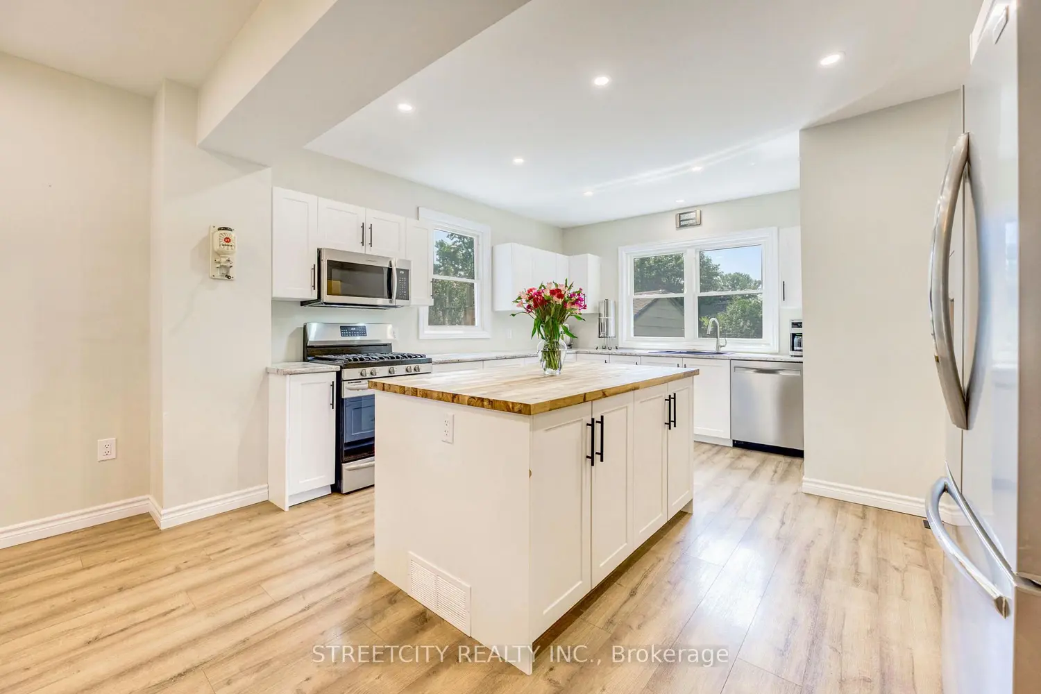 Additional image 8 of 703 Wellington Street