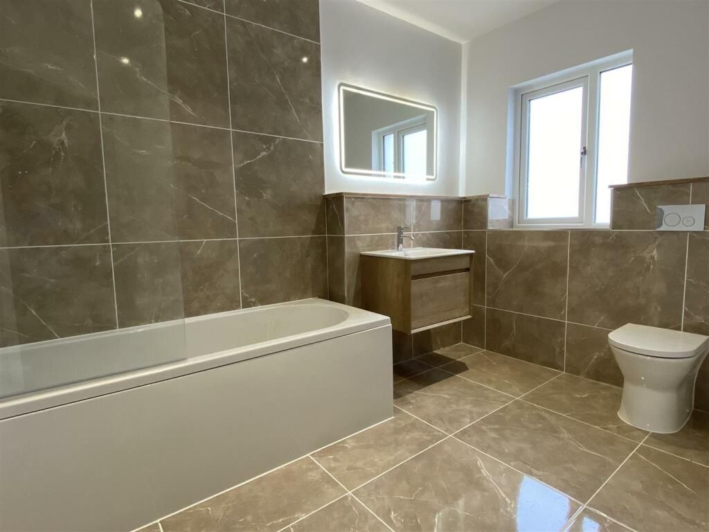 2 bed flat for saleBeaumaris LL58 photo 4