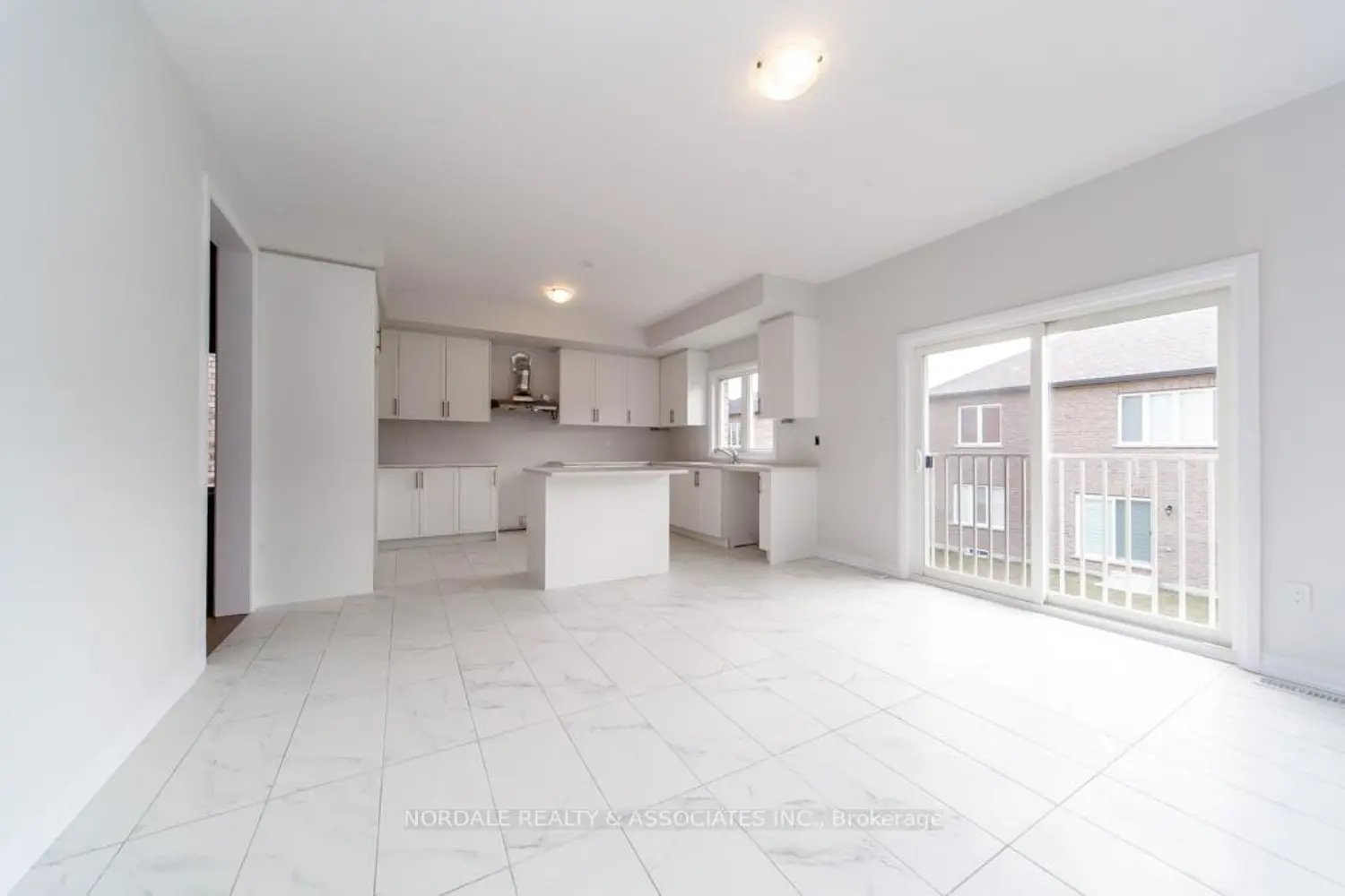 1389 Stovell Crescent photo 3