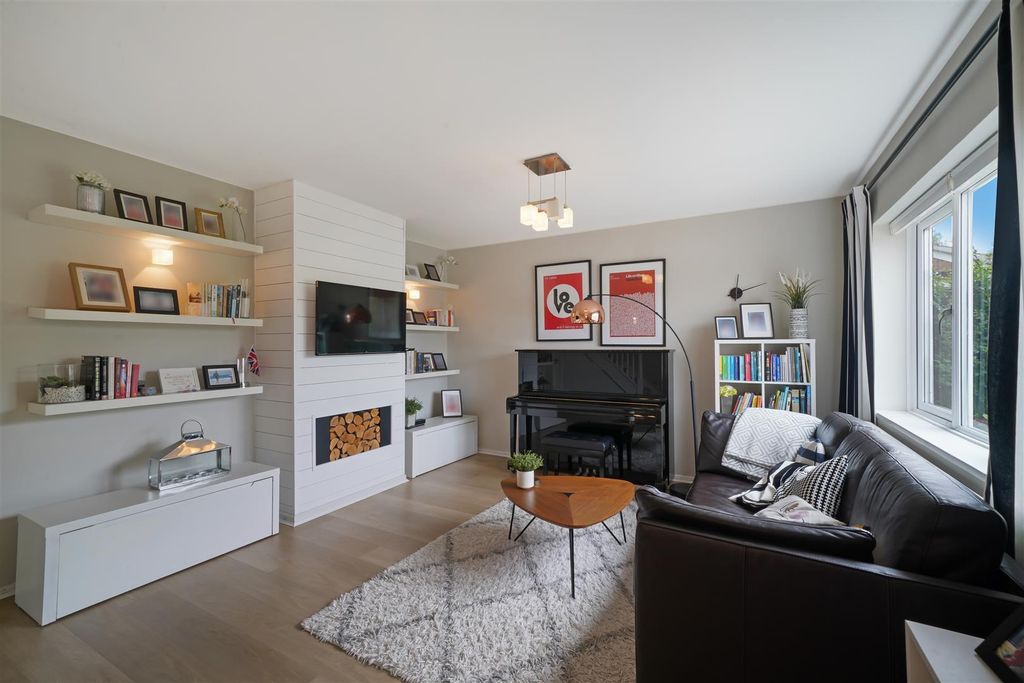 3 bed semi-detached house for saleWorcester Crescent, Mill Hill NW7 photo 2