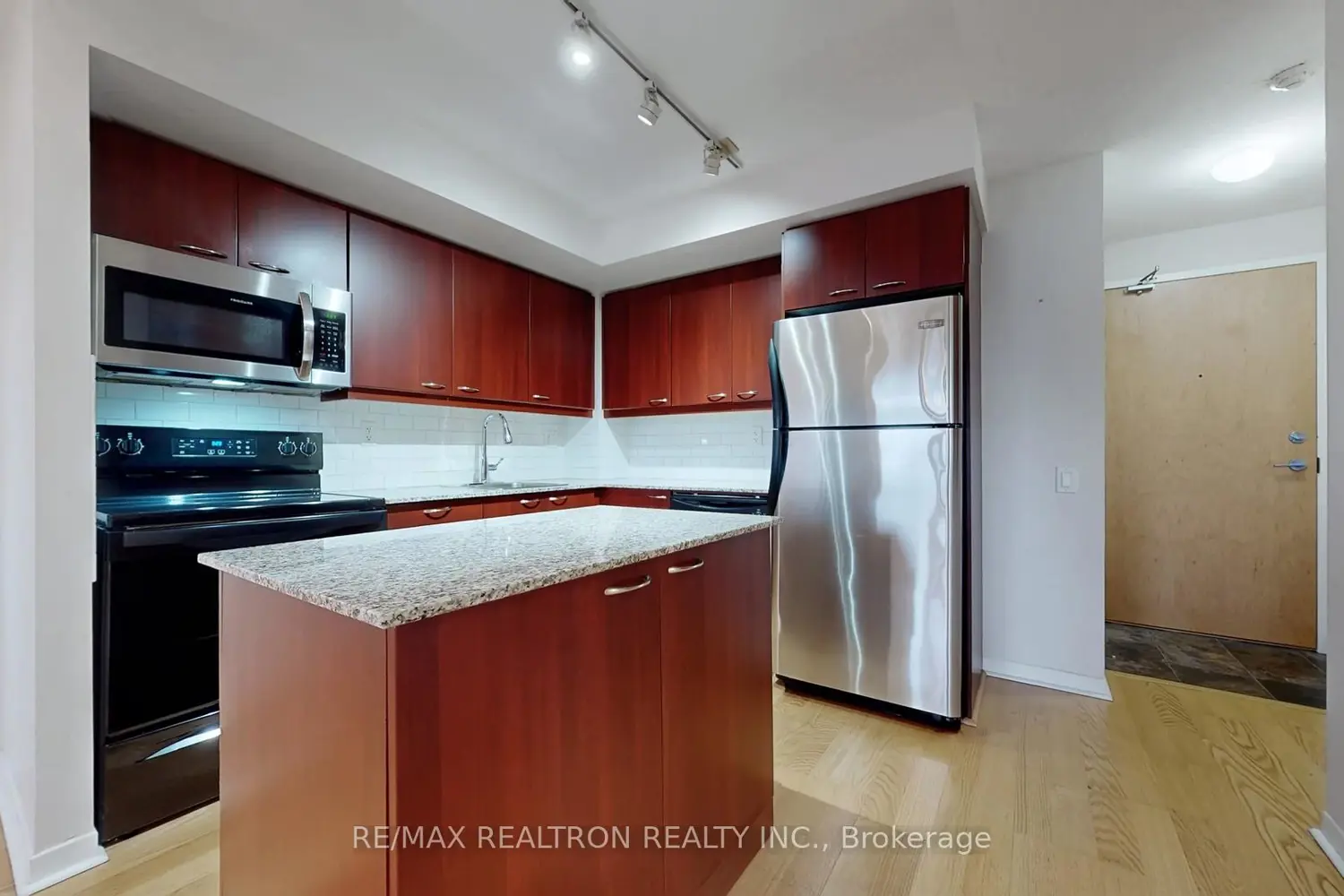 Additional image 6 of 1050 The Queensway Avenue 217