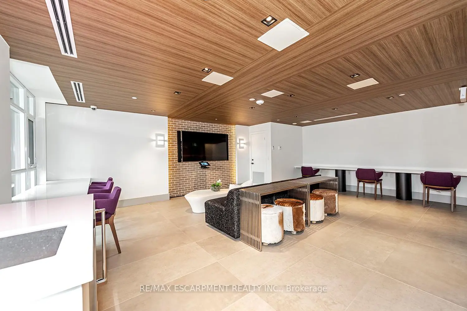 Additional image 19 of 600 North Service Road 606