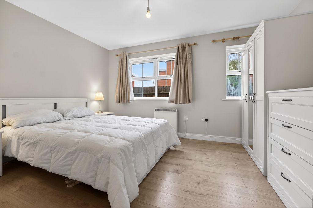2 bed flat for saleWhitecross, Hereford HR4 photo 3