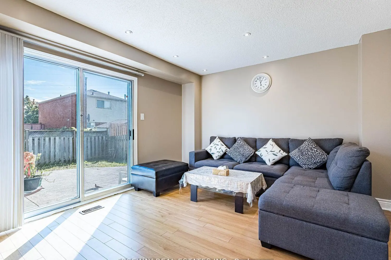 Additional image 10 of 53 Dutch Crescent