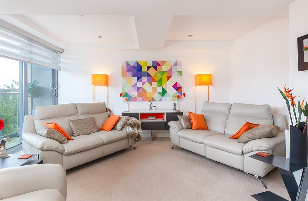 2 bed flat for saleImmaculate Duplex Apartment - Baring Road, Cowes PO31 photo 5