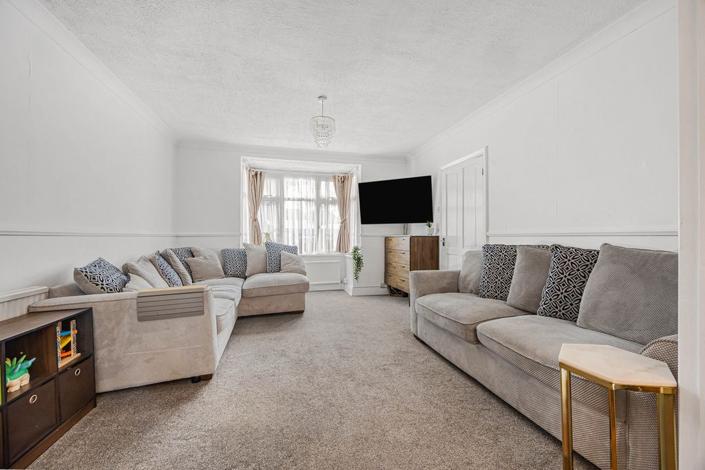 3 bed semi-detached house for salePond Head Lane, Earley RG6 photo 3