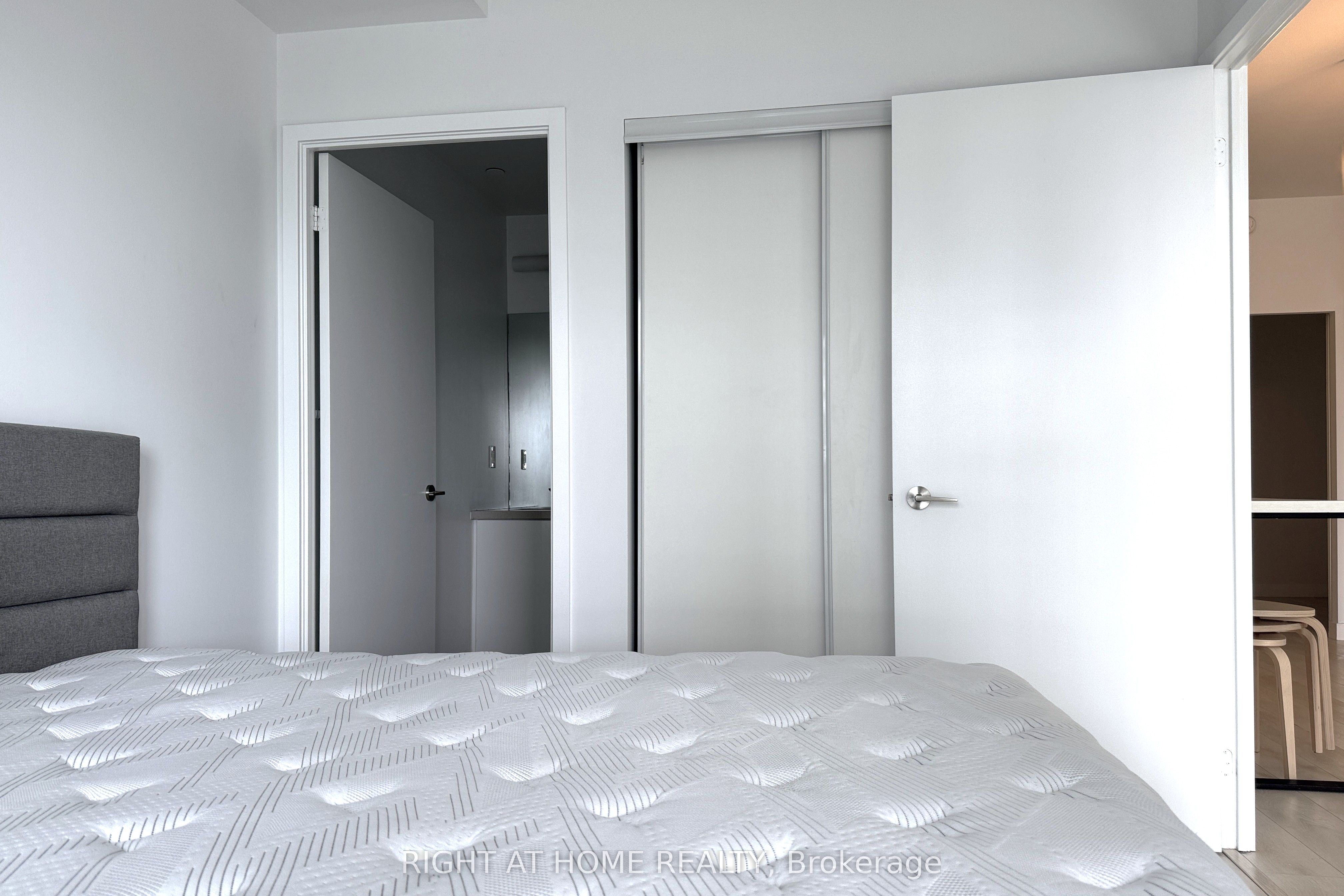 Additional image 4 of 901-8 Eglinton Avenue E, Toronto, ON, M4P 0C1