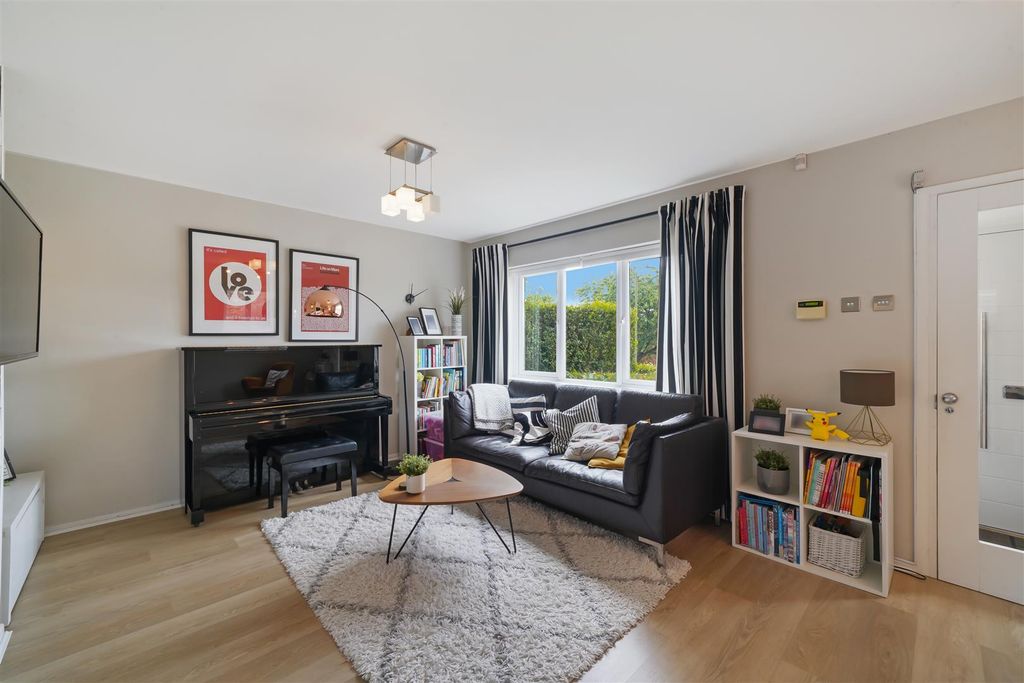3 bed semi-detached house for saleWorcester Crescent, Mill Hill NW7 photo 3
