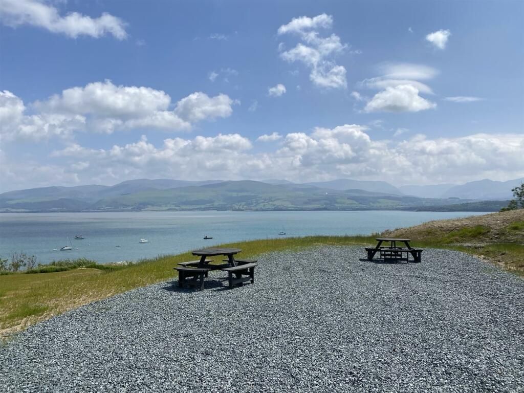 2 bed flat for saleBeaumaris LL58 photo 3