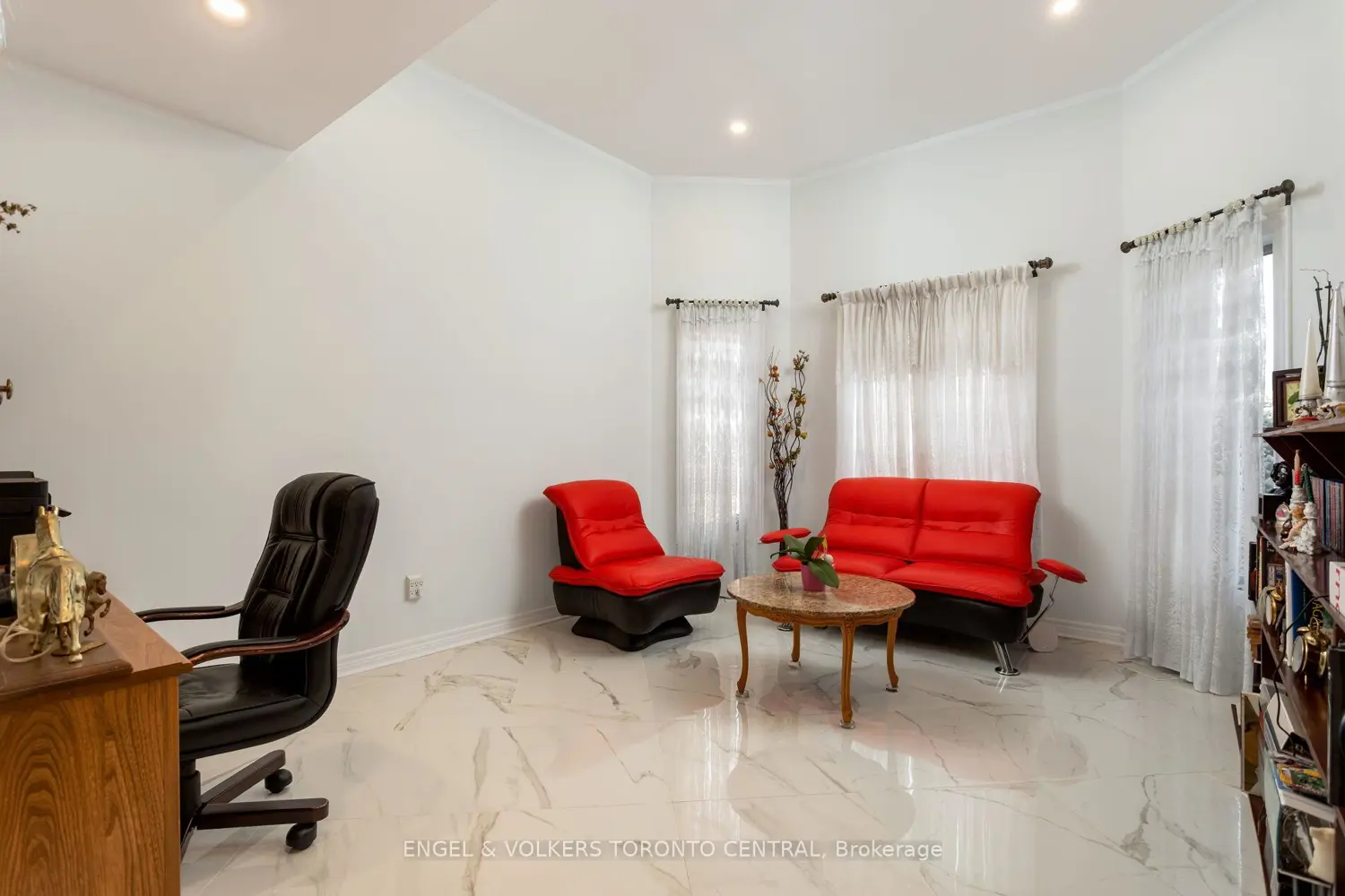 144 Claremont Lane photo 2