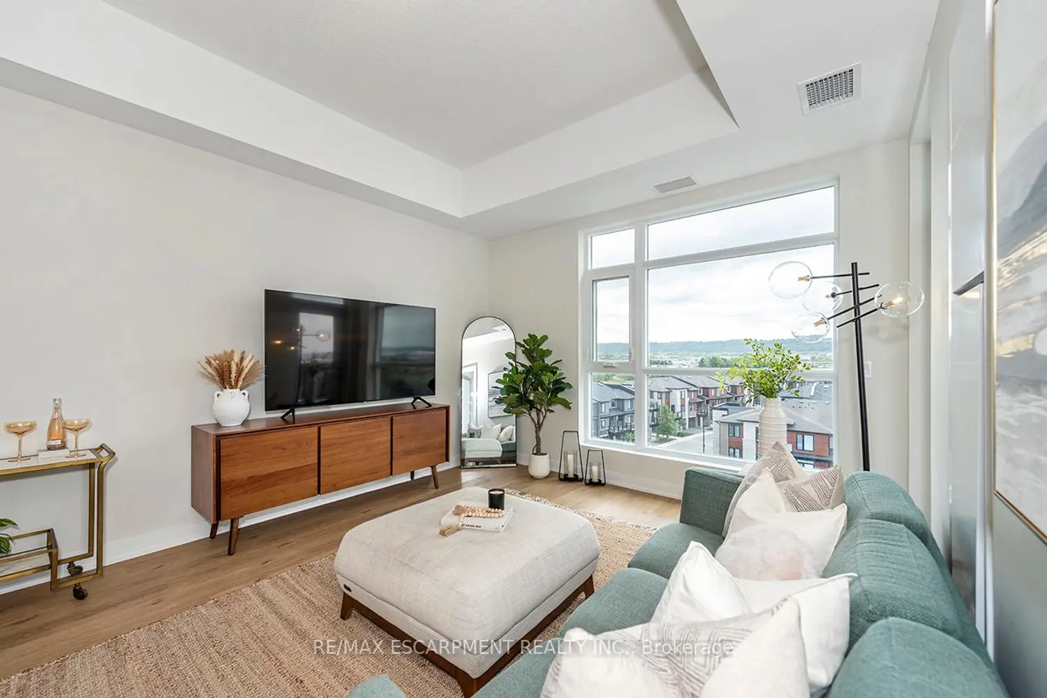 Additional image 8 of 600 North Service Road 606