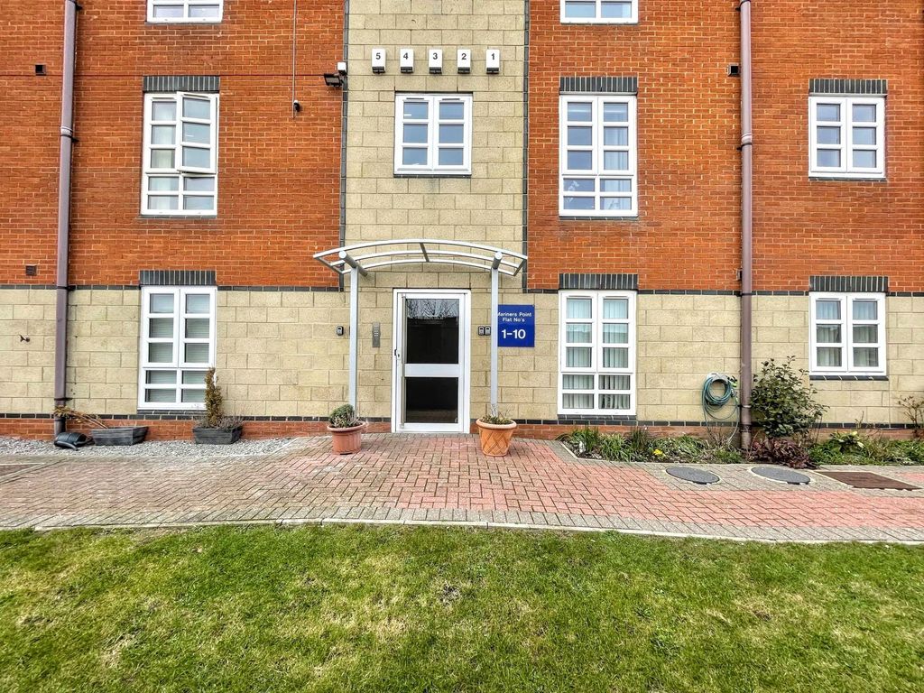 2 bed flat for saleMariners Point, Hartlepool TS24 photo 2