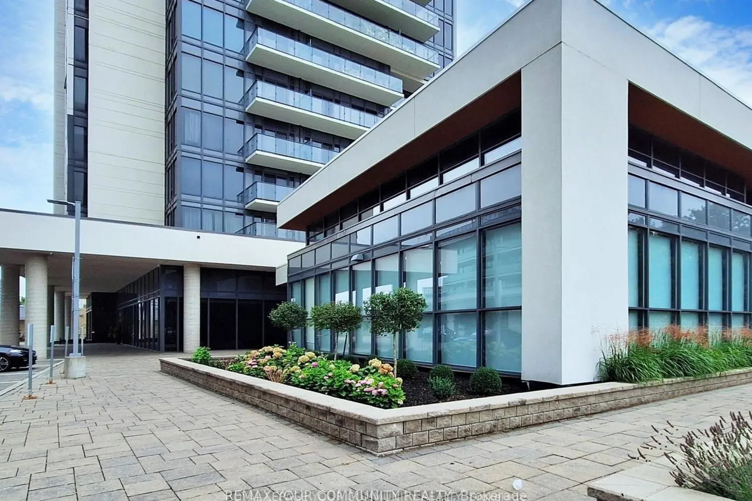 9618 Yonge Street 301 photo 3