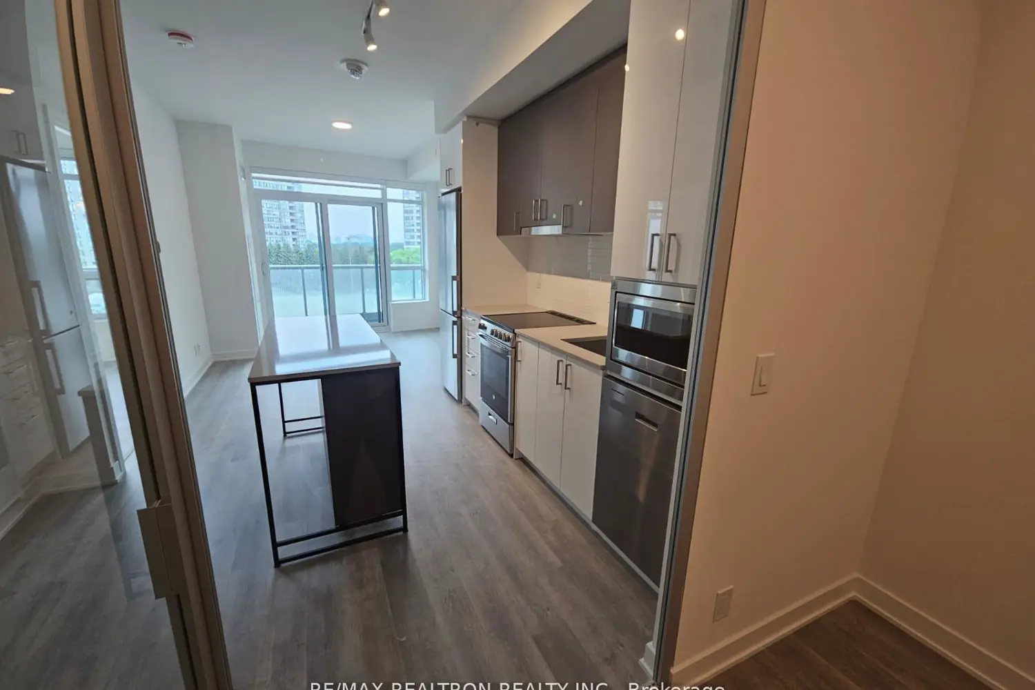 30 Upper Mall Way 307 photo 2