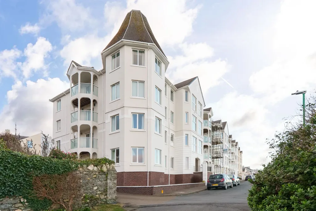 2 bed flat for saleFlat 8, The Fountains, Ramsey IM8
