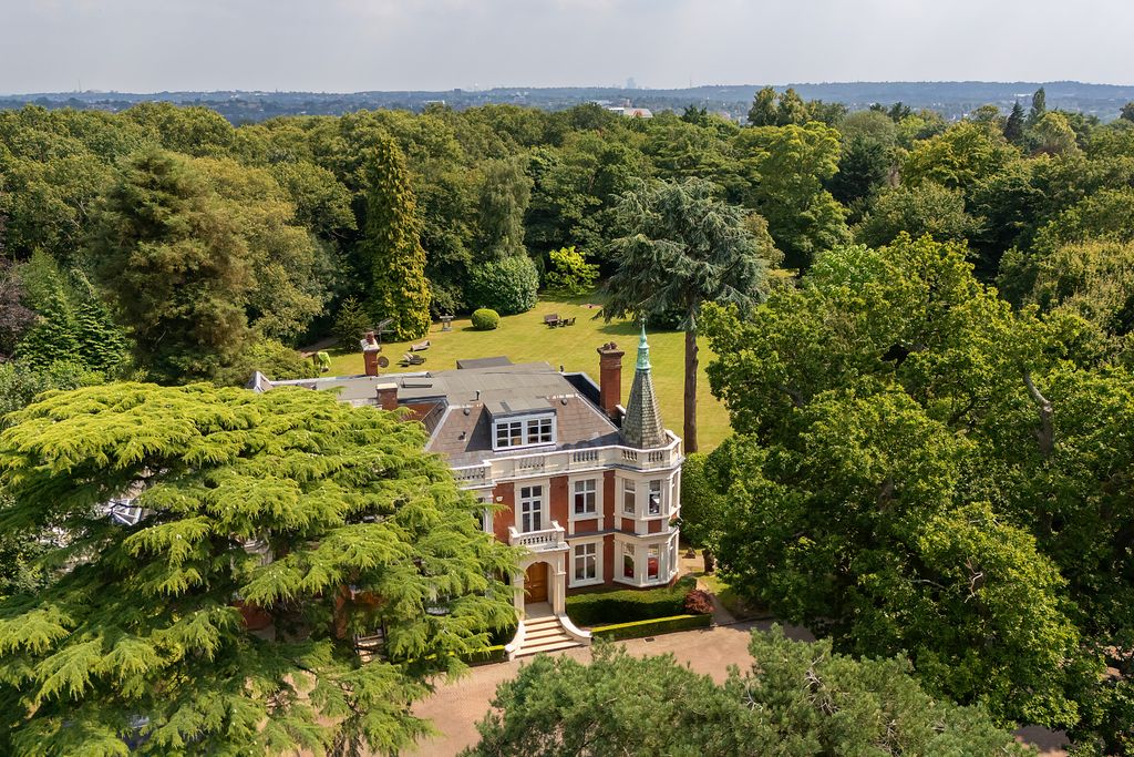 7 bed detached house for saleThe Ridgeway, Mill Hill London NW7 photo 4