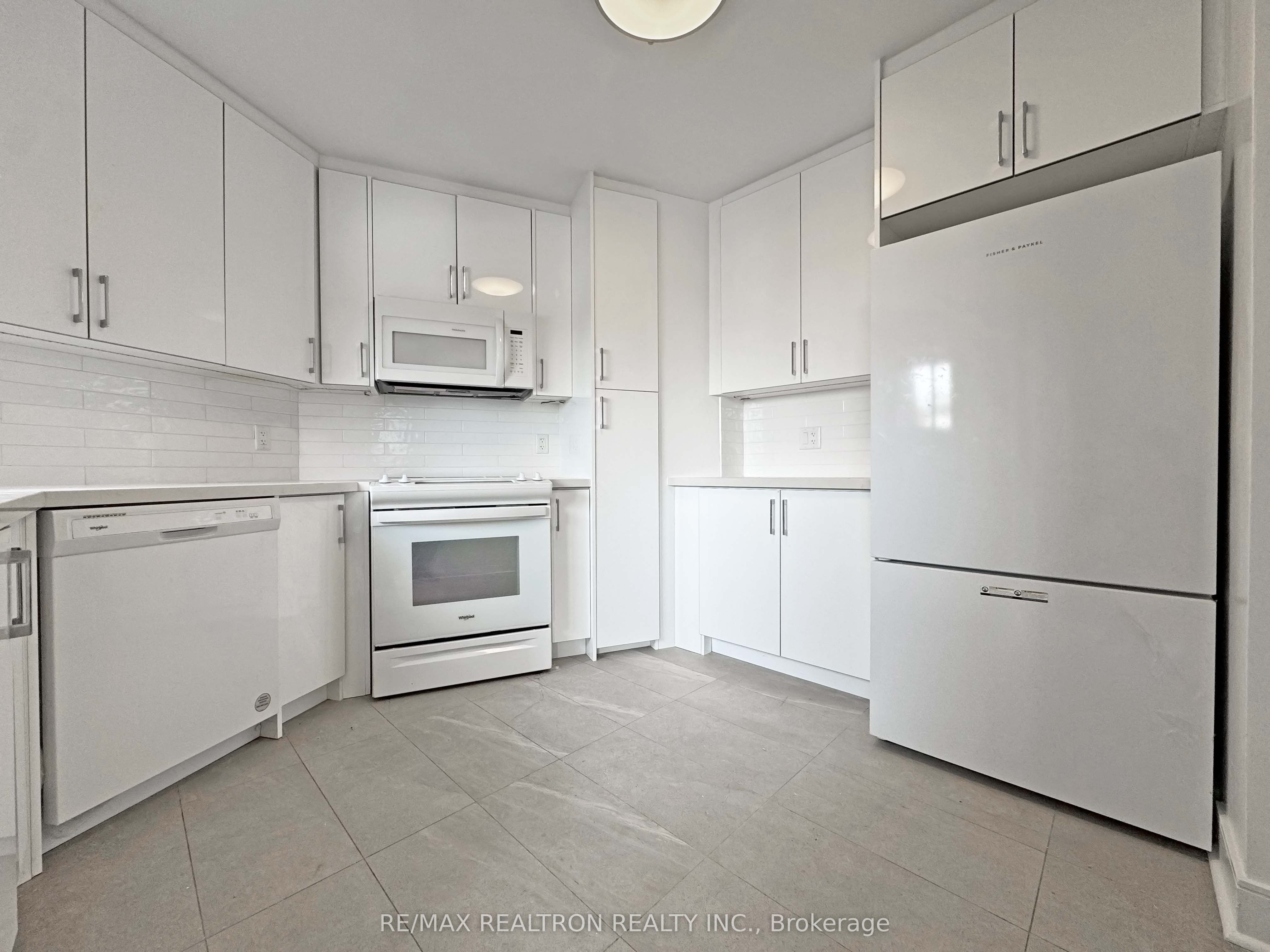 Additional image 4 of 1501-9 Deer Park Crescent, Toronto, ON, M4V 2C4