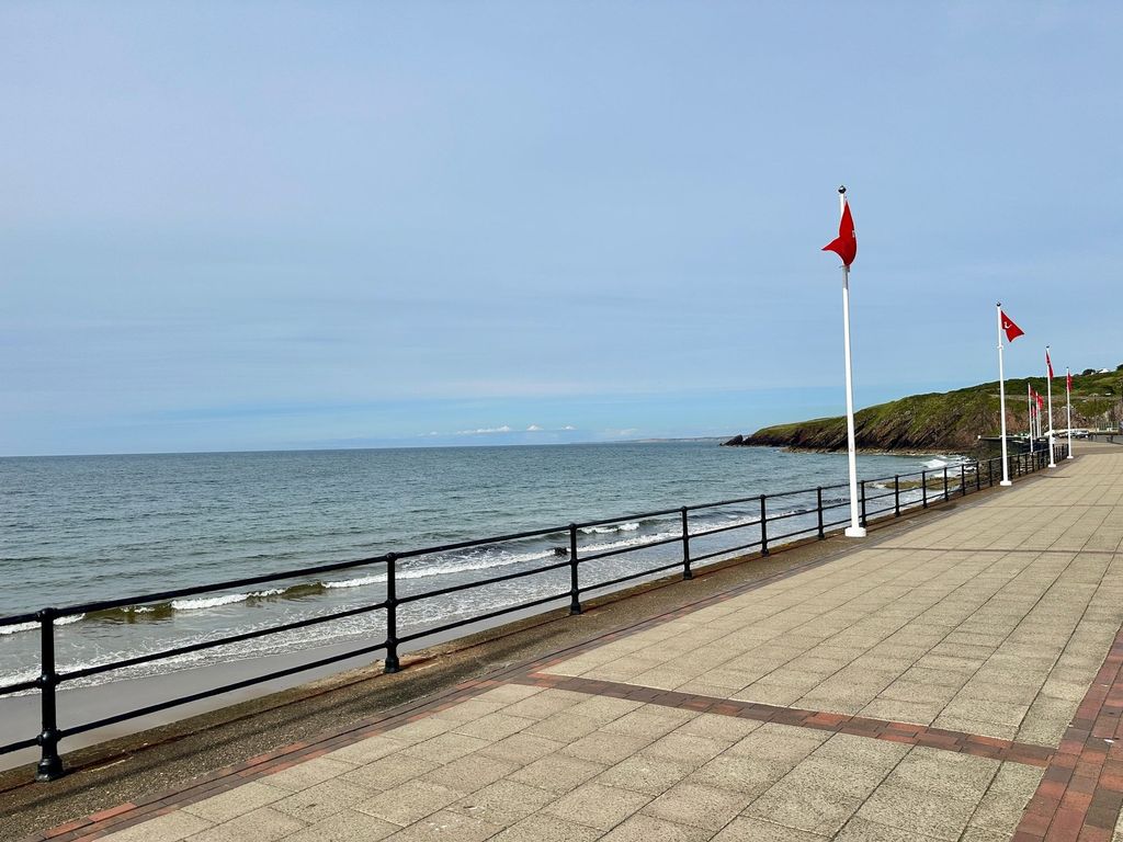 4 bed flat for saleMarine Parade, Peel IM5 photo 4