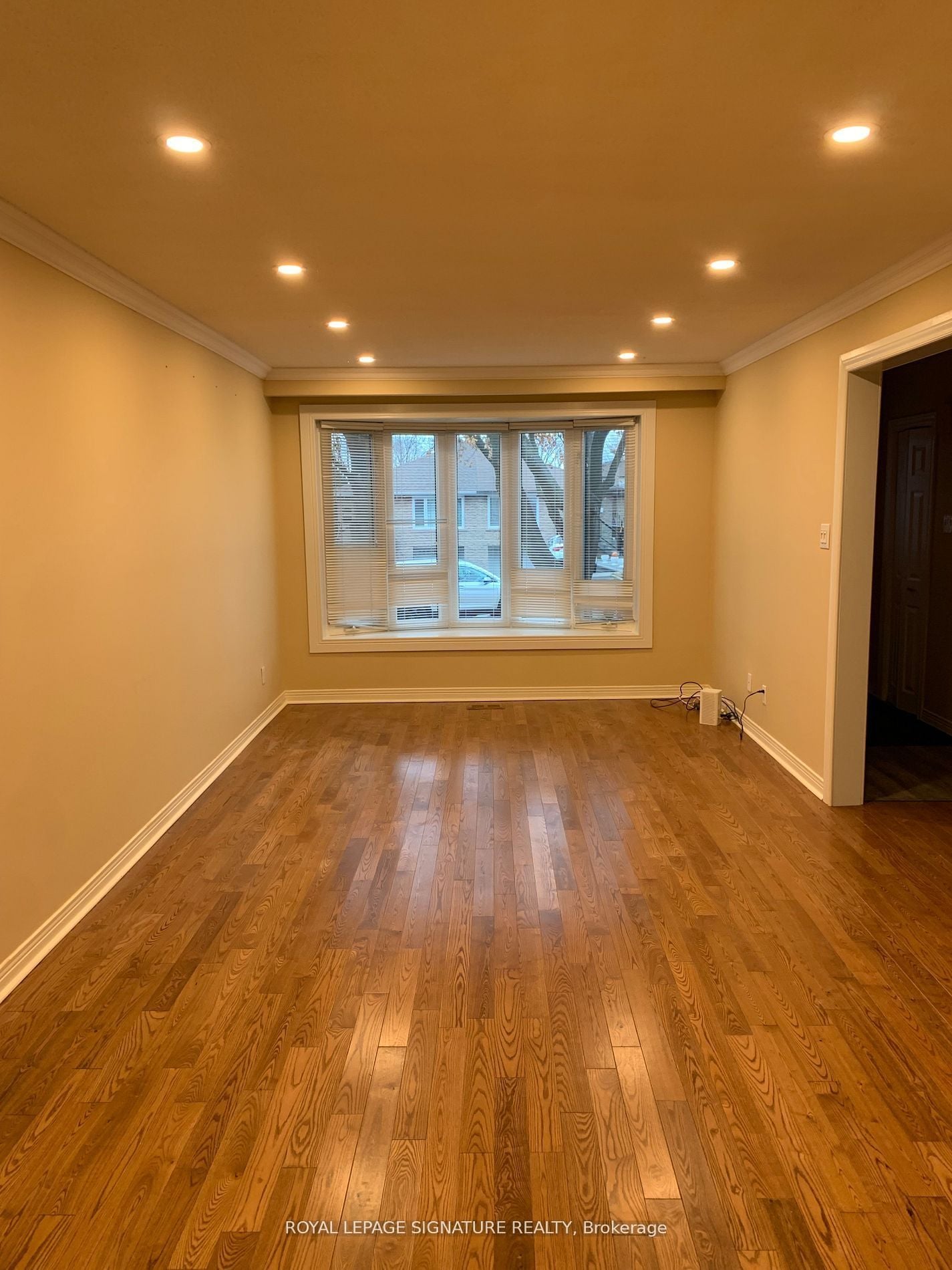 Additional image 2 of Main-3317 Carillion Avenue, Mississauga, ON, L5C 2A9