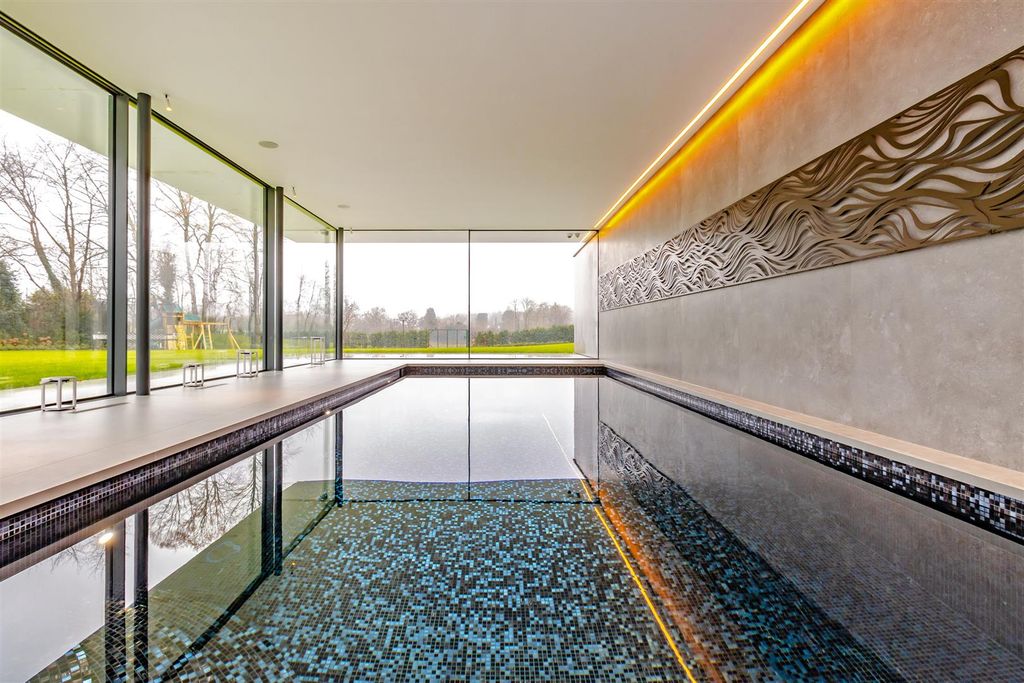 6 bed detached house for saleTheobald Street, Radlett, Hertfordshire WD7