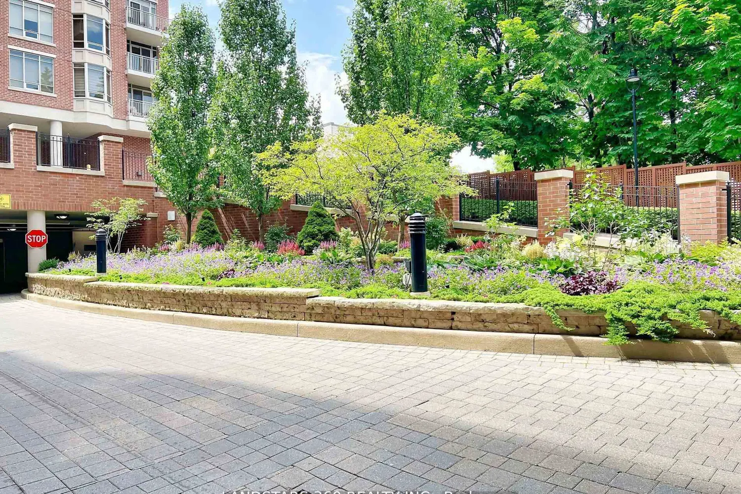 10101 Yonge Street 101 photo 2