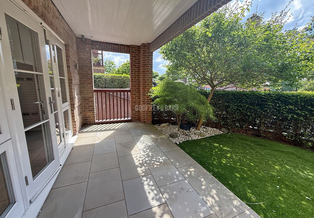 3 bed flat for saleMill Hill Place, Mill Hill NW7